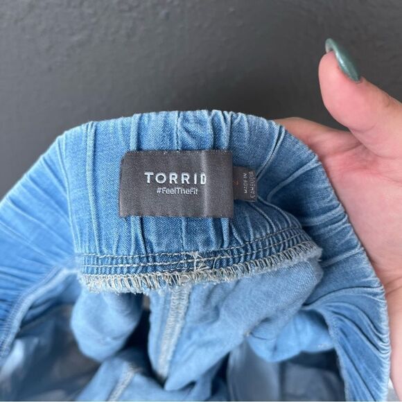 Torrid 3.5 Inch Pull-On Lightweight Denim High-Rise Short - Picture 12 of 16